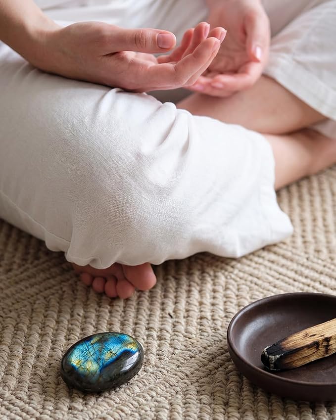 Natural Labradorite Palm Stone - Hand-Polished Oval Worry Stone for Anxiety & Stress Relief - Pocket Healing Crystals for Meditation, Reiki & Intuition - Unique Spiritual Gift for Crystal Collectors