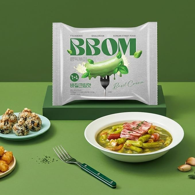BBOM Instant Korean Tteokbokki Pouch – Basil Cream Flavor Korean Rice Cakes – Easy to Prepare Street Food – Includes Tray, Rice Cakes & Powder Sauce, 5.19 oz (147 g) x 2