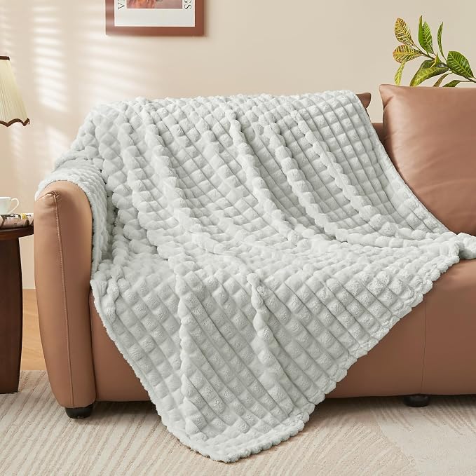 BEDELITE 3D Checked Light Grey Fleece Throw Blanket for Couch, 50x60 Inches | Soft Warm Fuzzy Fluffy Blanket for Bed Sofa, Lightweight Plush Cozy Blankets for Home Room Decor, Gift for Women, All Season