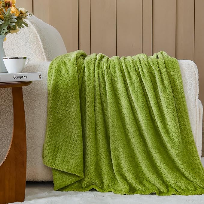 NEWCOSPLAY Fleece Leaves Pattern King Blanket, Green, 90"x110" | Super Soft Throw Blanket, Lightweight Cozy Bed Sofa Blanket, Premium Silky Flannel Fleece, Travel Blanket for All Season Use