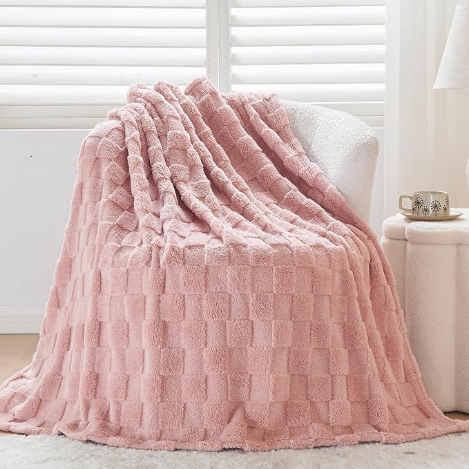 NEWCOSPLAY 3D Checkered Flannel King Blanket, Pink Checkered, 90"x110" | Super Soft Cute Lightweight Decorative Premium Silky Fleece Blanket for Couch Sofa Bed, Gift for Women Men, All Season Use