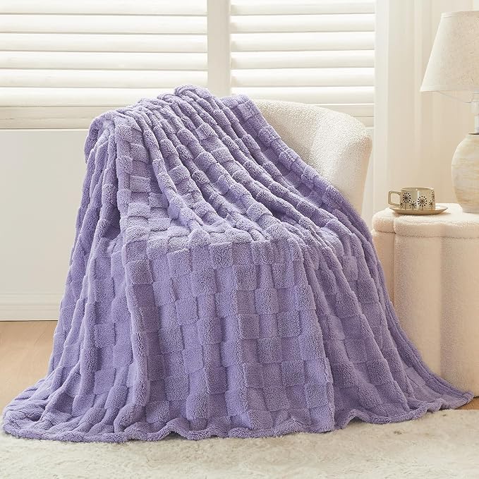 NEWCOSPLAY 3D Checkered Flannel King Blanket, Lavender Checkered, 90"x110" | Super Soft Cute Lightweight Decorative Premium Silky Fleece Blanket for Couch Sofa Bed, Gift for Women Men, All Season Use