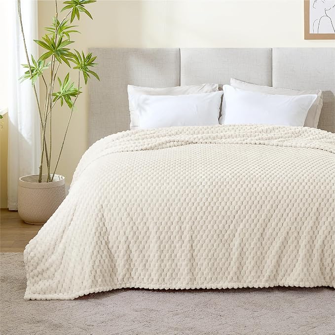 BEDELITE Cream Twin Blanket for Couch, Soft Cozy Gifts for Women, 60 * 80 | 3D Jacquard Decorative Fleece Blanket, Super Soft Plush Throws, Cute Birthday Gift for Women & Men, Suitable for All Seasons