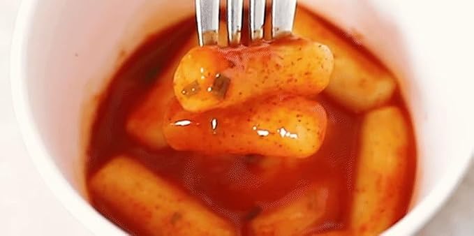 Low Sugar Rice Tteokbokki 떡볶이 – Korean Spicy Rice Cake Meal with Erythritol Sweetener, Microwave Ready in 2 Minutes, 250 kcal Single Serving, Shelf-Stable – Product of Korea