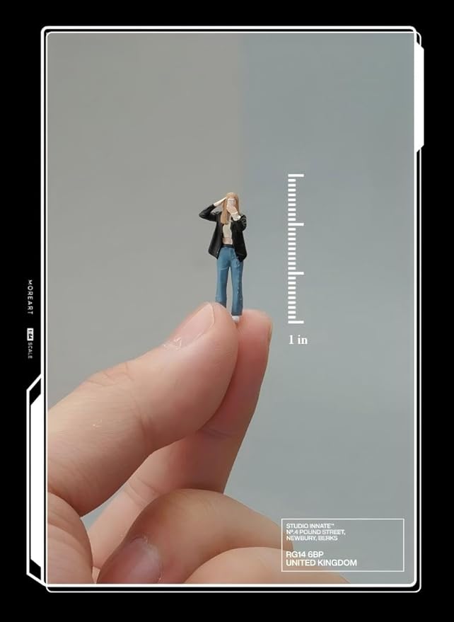 1:64 Scale Selfie Girl Miniature Figures - Realistic Garage Scene People for Model Car Displays, Diorama Props, and Photography
