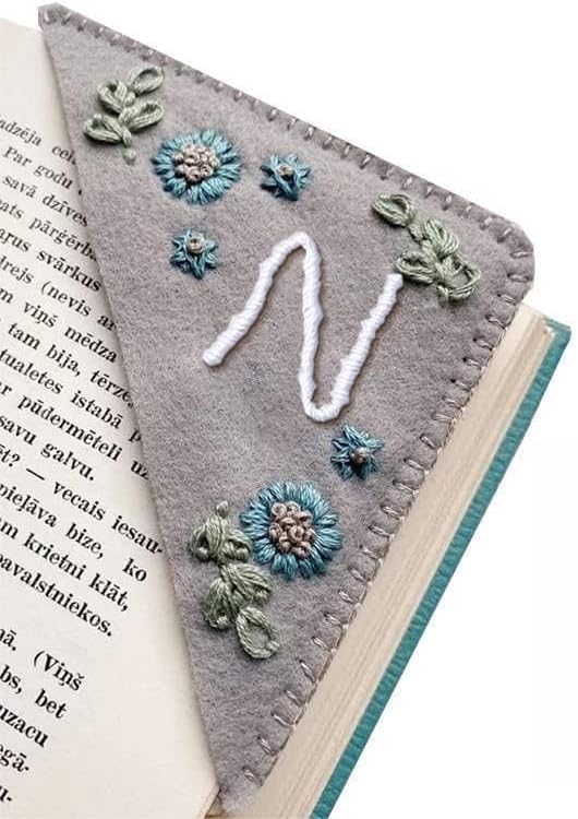 MOTEERLLU Personalized Hand Embroidered Corner Bookmark,Felt Triangle Page Stitched Handmade Bookmark,Unique Cute Flower Letter Embroidery Bookmarks Accessories for Book Lovers(Winter-n)