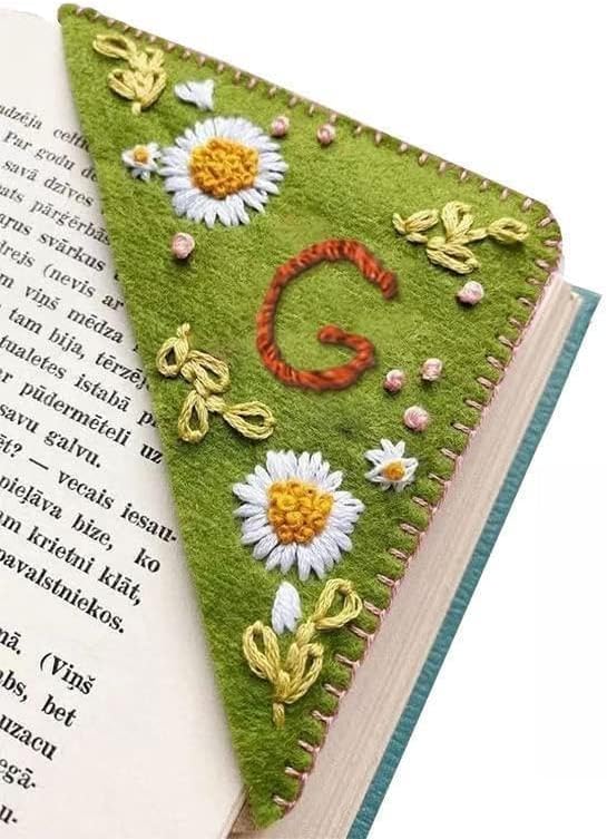 MOTEERLLU Personalized Hand Embroidered Corner Bookmark,Felt Triangle Page Stitched Handmade Bookmark,Unique Cute Flower Letter Embroidery Bookmarks Accessories for Book Lovers(Summer-g)