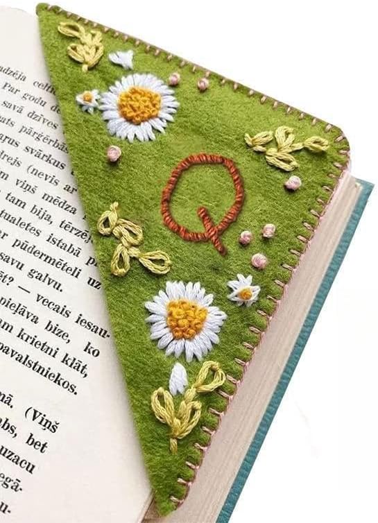 MOTEERLLU Personalized Hand Embroidered Corner Bookmark,Felt Triangle Page Stitched Handmade Bookmark,Unique Cute Flower Letter Embroidery Bookmarks Accessories for Book Lovers(Summer-q)