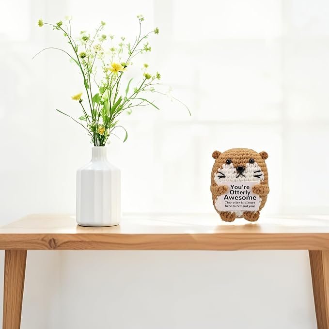 Decorative Positive Sea Otter Crochet, 3 Inch Handmade Adorable Animal Knitted Wool Doll with Positive Card for Home Office Desktop Decor
