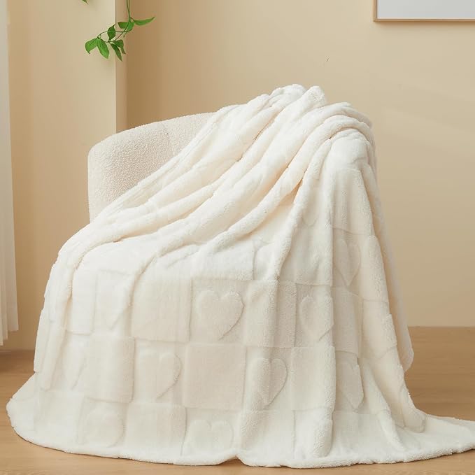 NEWCOSPLAY 3D Heart Checkered Flannel King Blanket, Ivory Love, 90"x110" | Super Soft Cute Lightweight Decorative Premium Silky Fleece Blanket for Couch Sofa Bed, Gift for Women Men, All Season Use