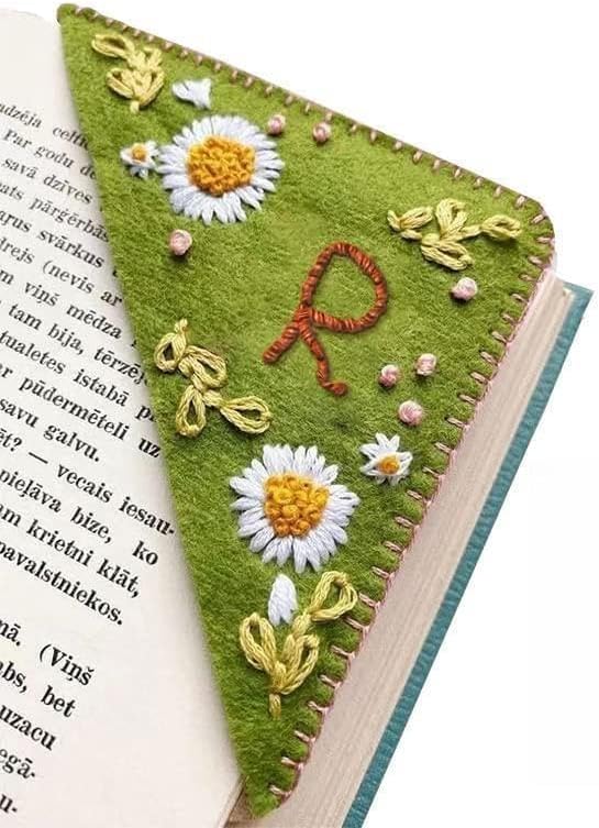 MOTEERLLU Personalized Hand Embroidered Corner Bookmark,Felt Triangle Page Stitched Handmade Bookmark,Unique Cute Flower Letter Embroidery Bookmarks Accessories for Book Lovers(Summer-r)