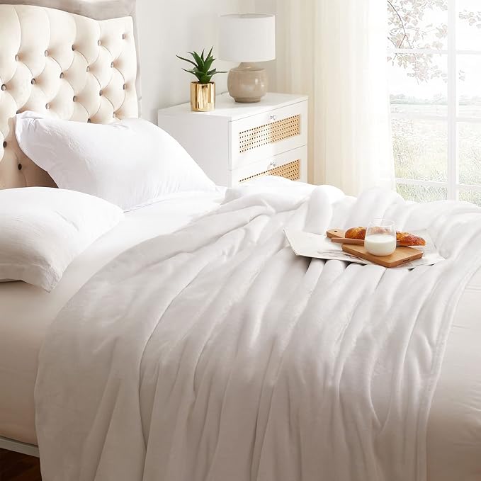 KMUSET Fleece Blanket King Size White Lightweight Super Soft Cozy Luxury Bed Blankets Microfiber Factory Shop(90 * 108)