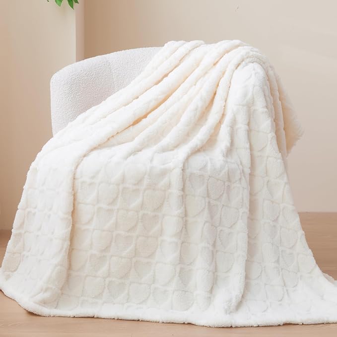 NEWCOSPLAY 3D Heart Checkered Flannel King Blanket, Off White, 90"x110" | Super Soft Cute Lightweight Decorative Premium Silky Fleece Blanket for Couch Sofa Bed, Gift for Women Men, All Season Use