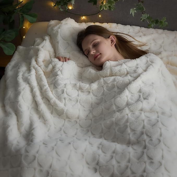 NEWCOSPLAY 3D Heart Checkered Flannel Queen Blanket, Off White, 90"x90" | Super Soft Cute Lightweight Decorative Premium Silky Fleece Blanket for Couch Sofa Bed, Gift for Women Men, All Season Use