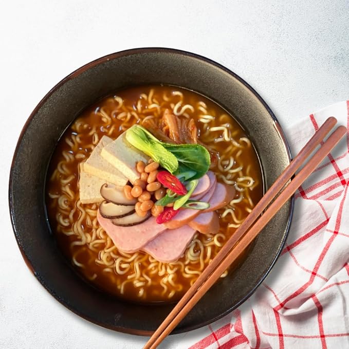 Korean instant ramen with thick noodles and a spicy, savoury broth. The Han Kitchen Pocha Ramyun K-Army Budae Jjigae style noodles, ready in 5 minutes.118 g (Pack of 4)