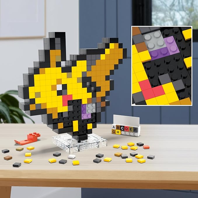 Mega Pokémon Pikachu Construction Set, Articulated Figure, Retro Pixelated Style, 15 cm, Wall or Table Decoration, 400 Pieces, Collectable, Children's Toy, Age 7 Years, HTH74