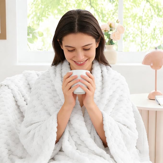 BEDELITE White Throw Blanket for Couch, Soft Cozy Gifts for Women, 50 * 60 | 3D Jacquard Decorative Fleece Blanket, Super Soft Plush Throw, Cute Birthday Gift for Women & Men, Suitable for All Seasons