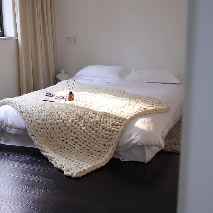 Maetoow Chenille Chunky Knit Blanket Throw （40×50 Inch）, Handmade Warm & Cozy Blanket Couch, Bed, Home Decor, Soft Breathable Fleece Banket, Christmas Thick and Giant Yarn Throws，Cream