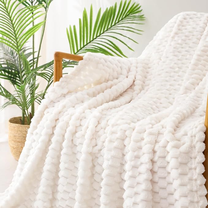 Exclusivo Mezcla 3D Fleece King Size Blanket for Bed, Ivory | Extra Soft Fuzzy Plush Lightweight Bed Blankets, Cozy Fluffy Decorative Blankets for All Seasons, 90x104 Inches