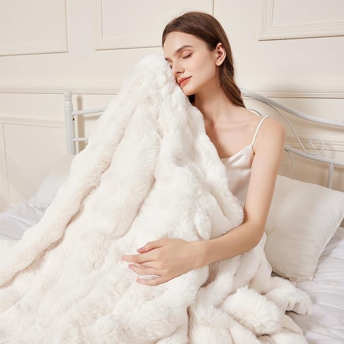 Faux Rabbit Fur Throw Blanket for Couch, Cream White Throw Blankets 50"x60" | Cozy Reversible Fluffy Throw, Luxury Plush Thick Bubble Blanket, Mothers Gifts for Women, Soft Warm for Bed, Home Decor