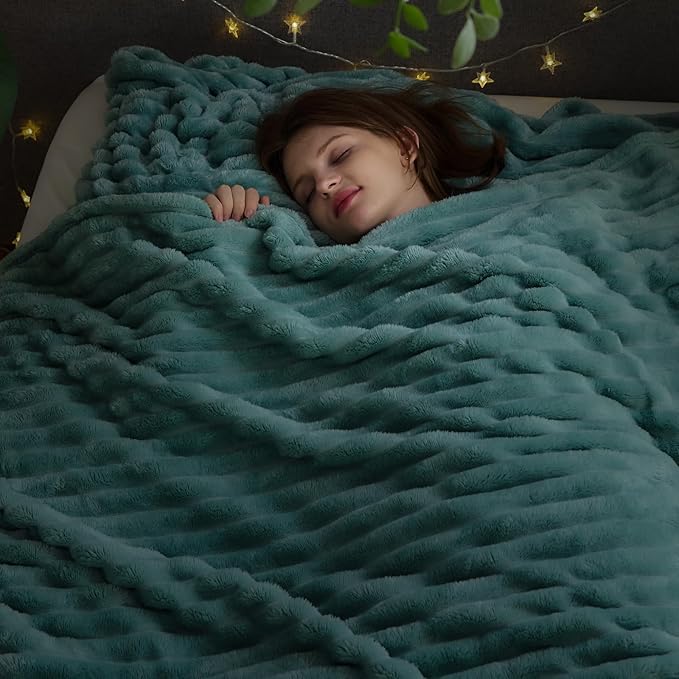 NEWCOSPLAY Super Soft Queen Blanket Mint Green Premium Silky Flannel Fleece 3D Ribbed Jacquard Lightweight Bed Blanket All Season Use (Mint Green Ribbed, Queen(90"x90"))
