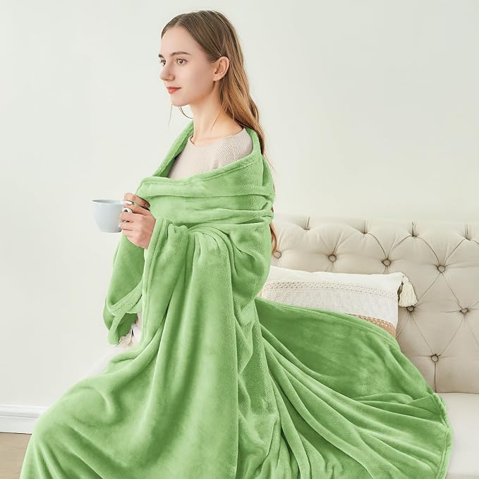 BEDELITE Fleece Blanket Soft Plush King Bed Blanket Grass Green 108"x90" | Ultra Soft Fleece, Plush Microfiber, Lightweight Warmth, All Season Comfort, Fade Resistant, Machine Washable