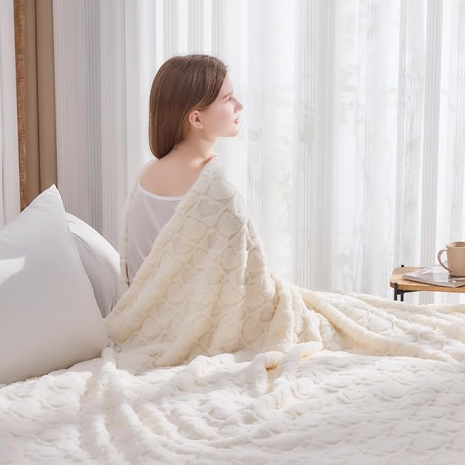 NEWCOSPLAY 3D Heart Checkered Flannel King Blanket, Off White, 90"x110" | Super Soft Cute Lightweight Decorative Premium Silky Fleece Blanket for Couch Sofa Bed, Gift for Women Men, All Season Use