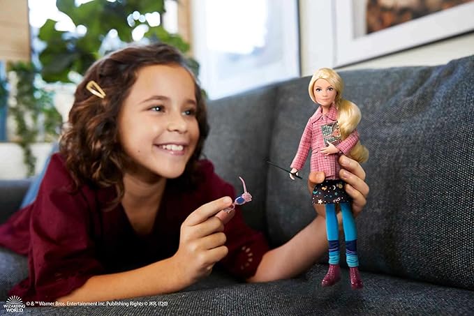 Mattel Harry Potter Collectible Toy, Luna Lovegood Doll & Accessories, Signature Look with Quibbler & Spectrespecs