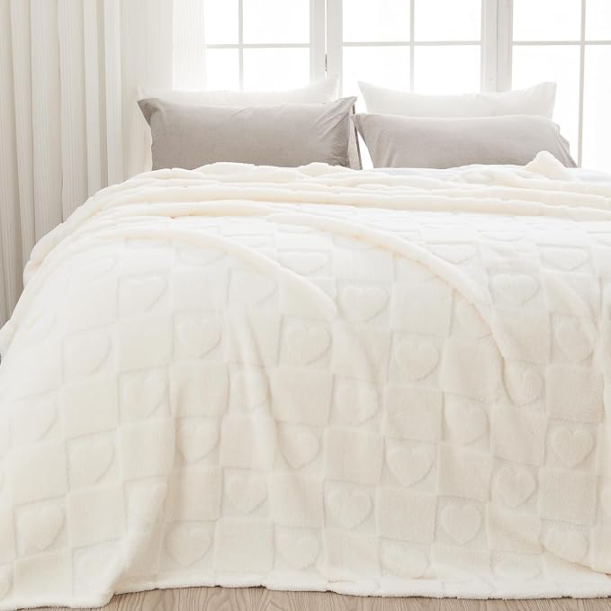 NEWCOSPLAY 3D Heart Checkered Flannel King Blanket, Ivory Love, 90"x110" | Super Soft Cute Lightweight Decorative Premium Silky Fleece Blanket for Couch Sofa Bed, Gift for Women Men, All Season Use