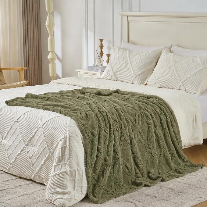 Green Throw Blanket - Soft & Fluffy Fleece, Cute & Aesthetic, Perfect for Sofa, Couch, Chair, Bed, Living Room & Bedroom, All-Season Use, Plush & Cozy Decorative 50x60 Inch Blanket