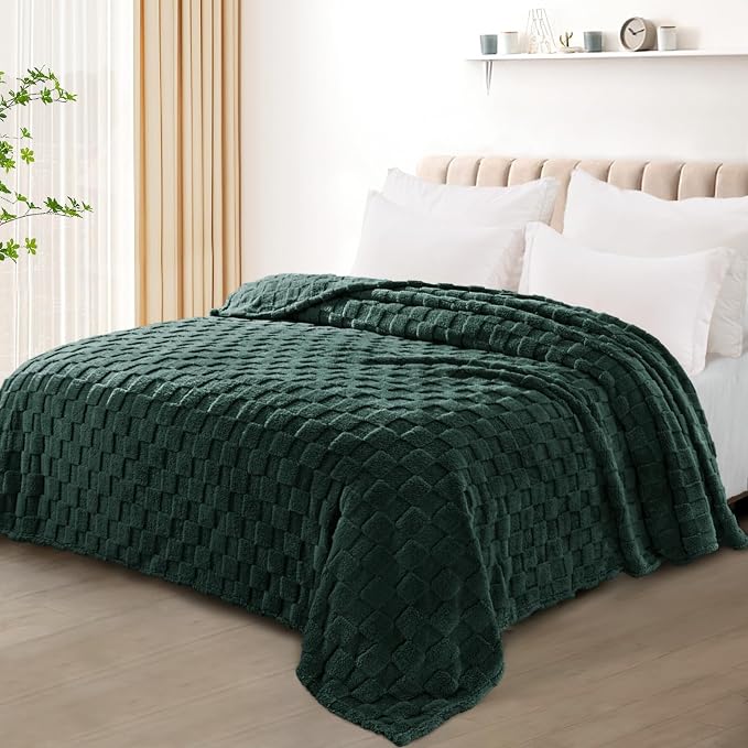 Exclusivo Mezcla 3D Checkered Fleece King Blanket for Bed, Green | Super Soft and Cozy Fluffy Blanket, Lightweigh and Breathable Blanket for Living Room, Bedroom, Decor, All Season, 104"x90"