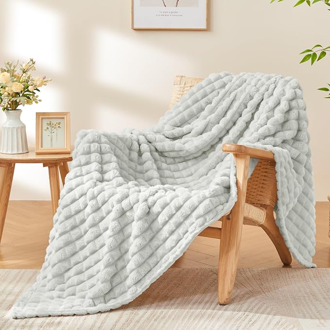 BEDELITE 3D Checked Light Grey Fleece Throw Blanket for Couch, 50x60 Inches | Soft Warm Fuzzy Fluffy Blanket for Bed Sofa, Lightweight Plush Cozy Blankets for Home Room Decor, Gift for Women, All Season