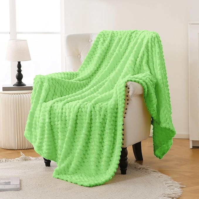 Bnuitland Light Green Flannel Throw Blanket (50X70 inches), 300 GSM Fleece Cozy Warm Soft Home Decor Lightweight Bed Sofa Blanket for Adults, Suitable for All Seasons.