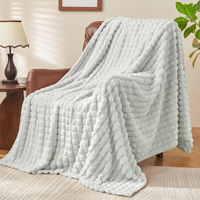 BEDELITE 3D Checked Light Grey Fleece Throw Blanket for Couch, 50x60 Inches | Soft Warm Fuzzy Fluffy Blanket for Bed Sofa, Lightweight Plush Cozy Blankets for Home Room Decor, Gift for Women, All Season