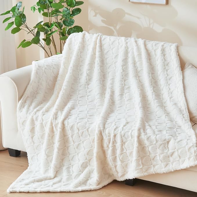 NEWCOSPLAY 3D Heart Checkered Flannel Twin Blanket, Off White, 60"x80" | Super Soft Cute Lightweight Decorative Premium Silky Fleece Blanket for Couch Sofa Bed, Gift for Women Men, All Season Use