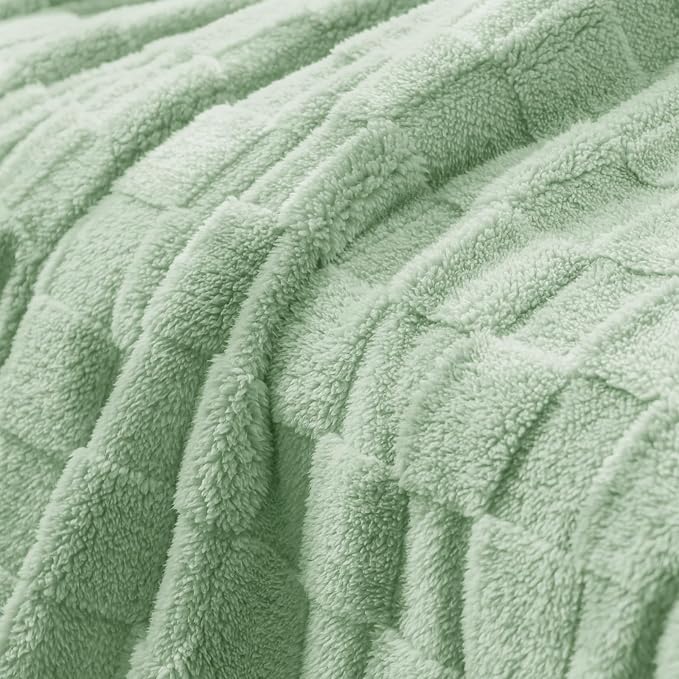 Exclusivo Mezcla 3D Checkered Fleece King Blanket for Bed, Sage Green | Super Soft and Cozy Fluffy Blanket, Lightweigh and Breathable Blanket for Living Room, Bedroom, Decor, All Season, 104"x90"