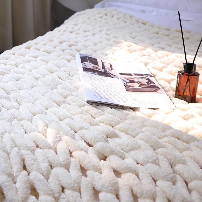 Maetoow Chenille Chunky Knit Blanket Throw （40×50 Inch）, Handmade Warm & Cozy Blanket Couch, Bed, Home Decor, Soft Breathable Fleece Banket, Christmas Thick and Giant Yarn Throws，Cream