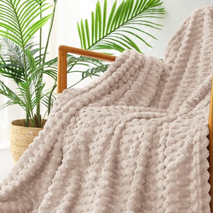 Exclusivo Mezcla Large 3D Fleece Throw Blanket for Couch, Camel | Extra Soft Fuzzy Plush Lightweight Throws, Cozy Fluffy Decorative Blankets for All Seasons, 50x70 Inches
