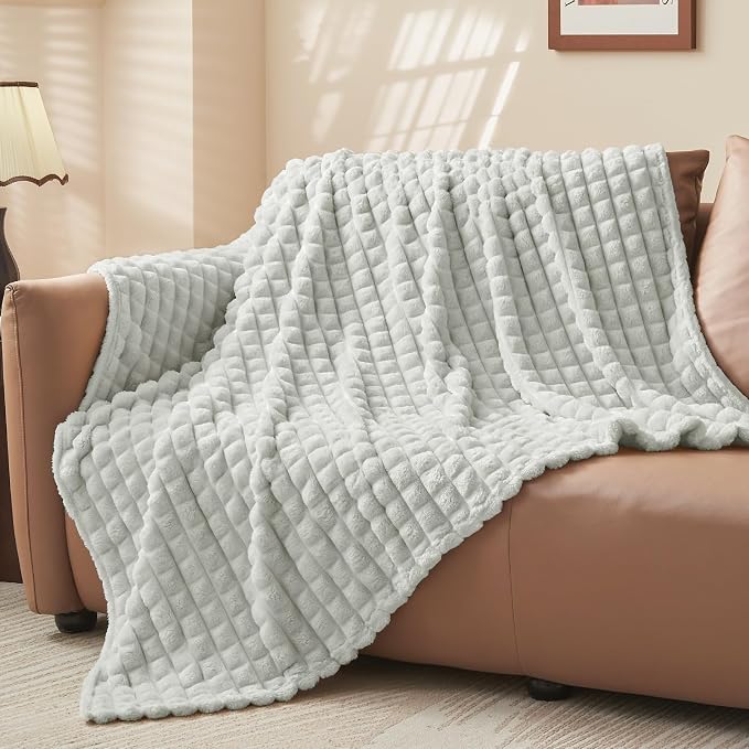 BEDELITE 3D Checked Light Grey Fleece Throw Blanket for Couch, 50x60 Inches | Soft Warm Fuzzy Fluffy Blanket for Bed Sofa, Lightweight Plush Cozy Blankets for Home Room Decor, Gift for Women, All Season