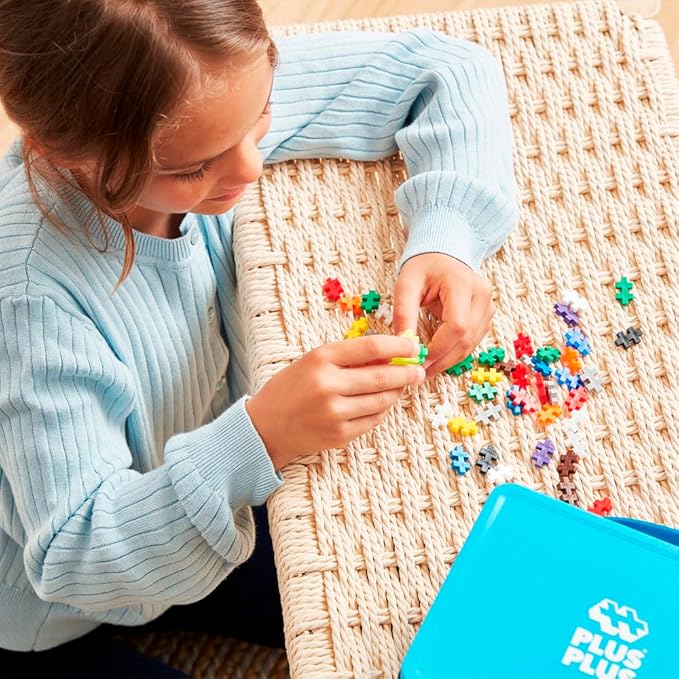 PLUS PLUS Building Set with Metal Suitcase, 3D Open Ended Stem Toy for Kids, 600 Mini Interlocking Pieces, 2 Green Baseplates