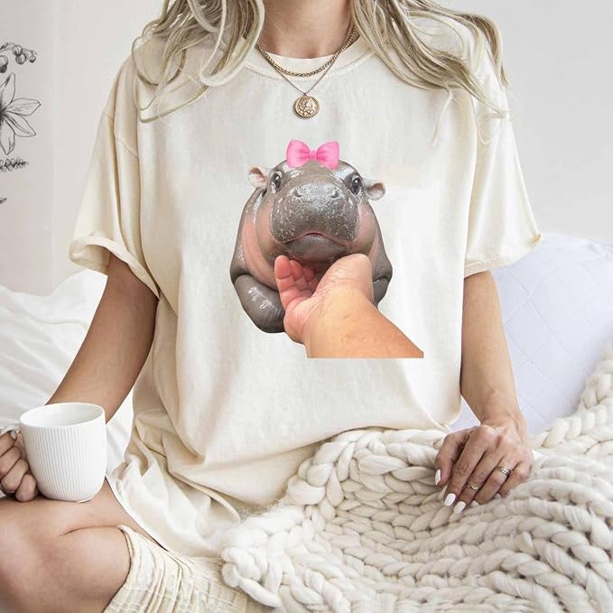 YOUNG GREEN Moo Deng Sweatshirt Moo Deng Bouncy Pig T-Shirt The Cute Baby Hippo Sweatshirt Gift For Moo Deng Lovers