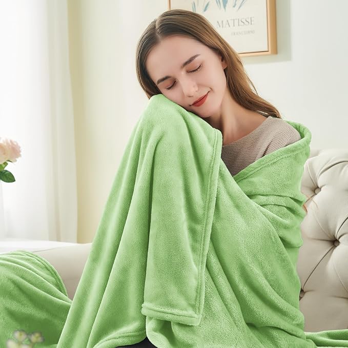 BEDELITE Fleece Blanket Soft Plush King Bed Blanket Grass Green 108"x90" | Ultra Soft Fleece, Plush Microfiber, Lightweight Warmth, All Season Comfort, Fade Resistant, Machine Washable