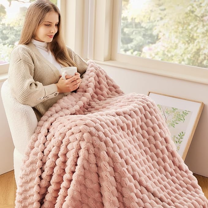 NEWCOSPLAY Super Soft King Blanket Pink Premium Silky Flannel Fleece 3D Clouds Stylish Jacquard Lightweight Bed Blanket All Season Use 350GSM (Pink, King(90"x110"))