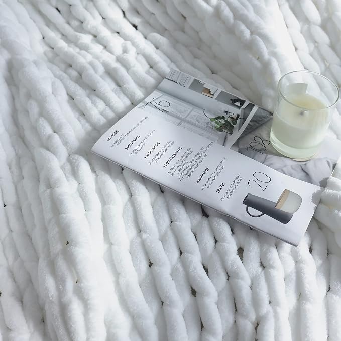 Maetoow Chenille Chunky Knit Blanket Throw （50×60 Inch）, Handmade Warm & Cozy Blanket Couch, Bed, Home Decor, Soft Breathable Fleece Banket, Christmas Thick and Giant Yarn Throws，White