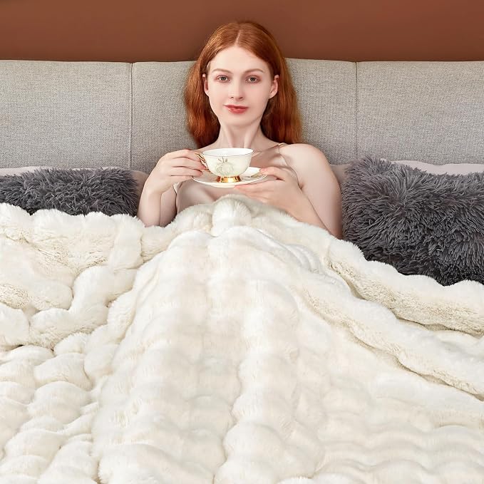 Luxury 1000GSM Faux Rabbit Fur Throw Blanket, Super Heavy Warm Cozy Blankets for Couch Bed Sofa, Bubble Plush Fuzzy Elegant Soft Mink Blanket for Mom Living Room Bedroom, Cream White