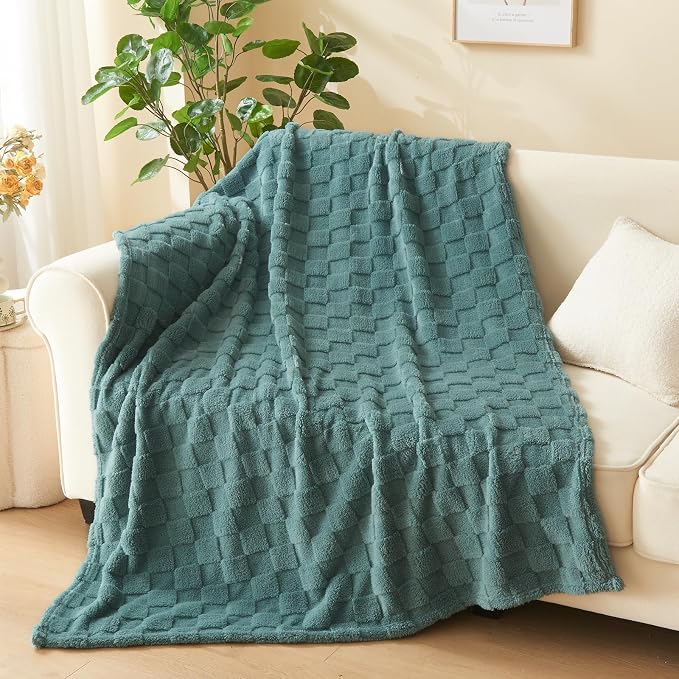NEWCOSPLAY 3D Checkered Flannel King Blanket, Light Teal, 90"x110" | Super Soft Cute Lightweight Decorative Premium Silky Fleece Blanket for Couch Sofa Bed, Gift for Women Men, All Season Use