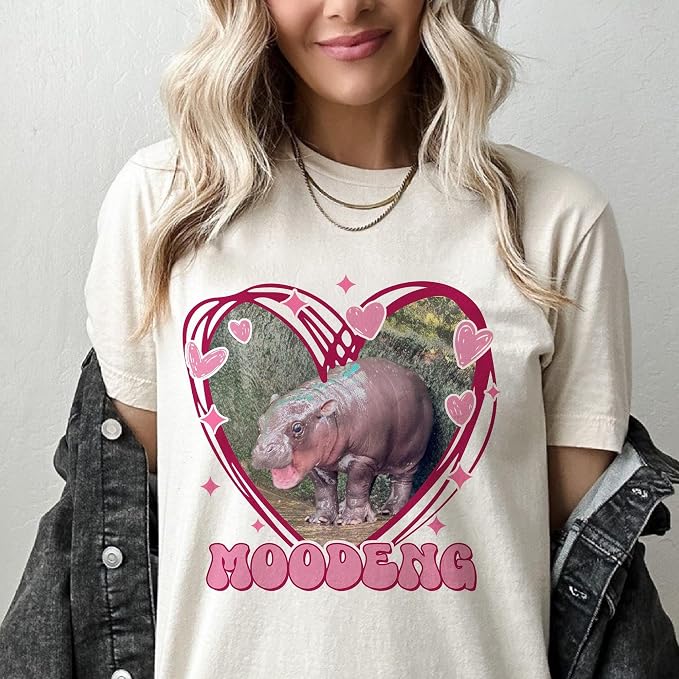 YOUNG GREEN Moo Deng Cute Sweatshirt Moo Deng Bouncy Pig T-Shirt The Cute Baby Hippo Sweatshirt Gift For Womens