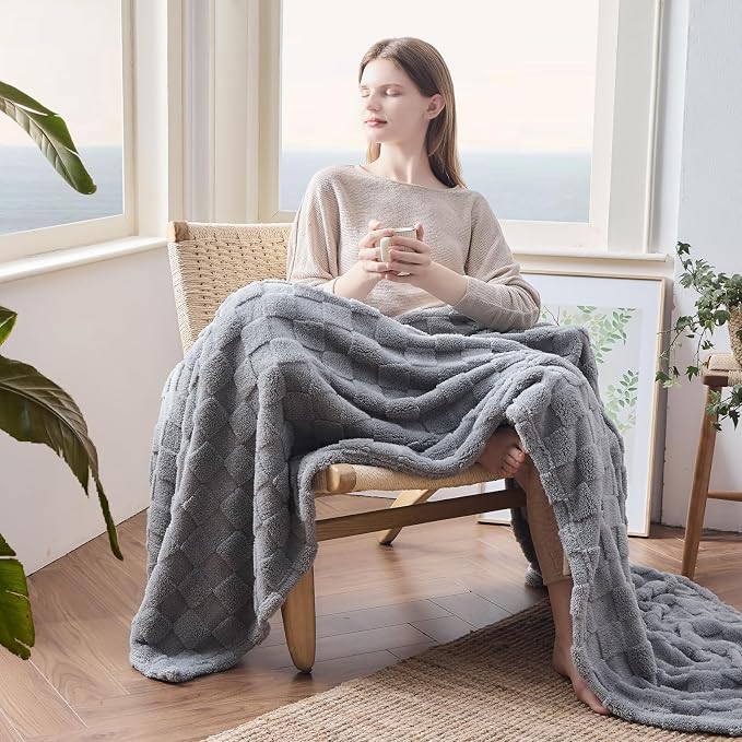 NEWCOSPLAY 3D Checkered Flannel King Blanket, Grey Checkered, 90"x110" | Super Soft Cute Lightweight Decorative Premium Silky Fleece Blanket for Couch Sofa Bed, Gift for Women Men, All Season Use