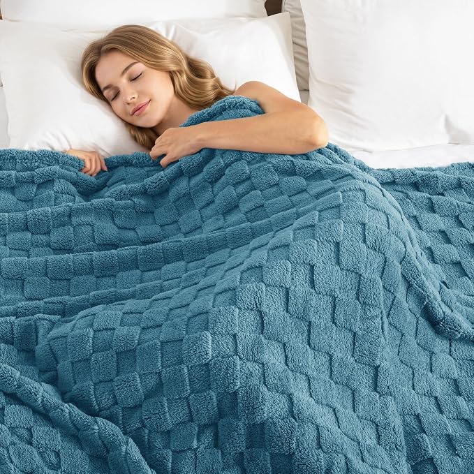 Exclusivo Mezcla 3D Checkered Fleece Twin Blanket for Bed, Slate Blue | Super Soft and Cozy Fluffy Bed Blanket, Cute Fuzzy Blanket for Teens Back to School, Dorm Essentials, All Season, 60"x80"