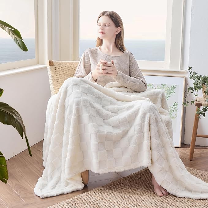 NEWCOSPLAY 3D Checkered Flannel Throw Blanket, Ivory Checkered, 50"x70" | Super Soft Cute Lightweight Decorative Premium Silky Fleece Blanket for Couch Sofa Bed, Gift for Women Men, All Season Use